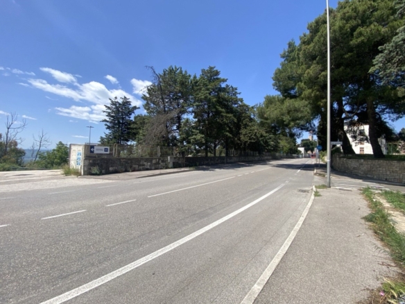 Bilocale con giardino privato, posto auto e grande deposito a pochi passi dal centro