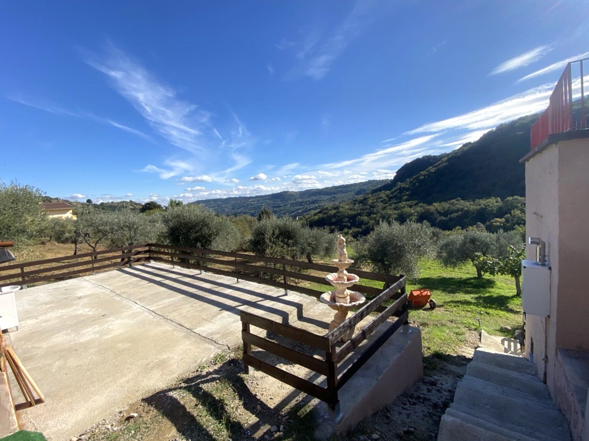 Oasi di pace con due appartamenti, piscina e ampi spazi verdi