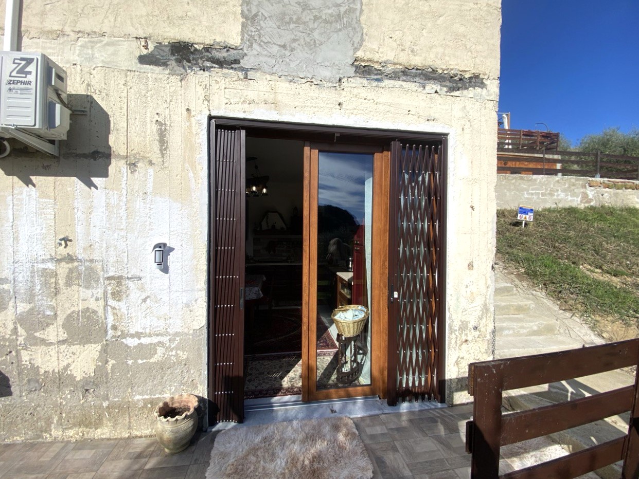 Oasi di pace con due appartamenti, piscina e ampi spazi verdi
