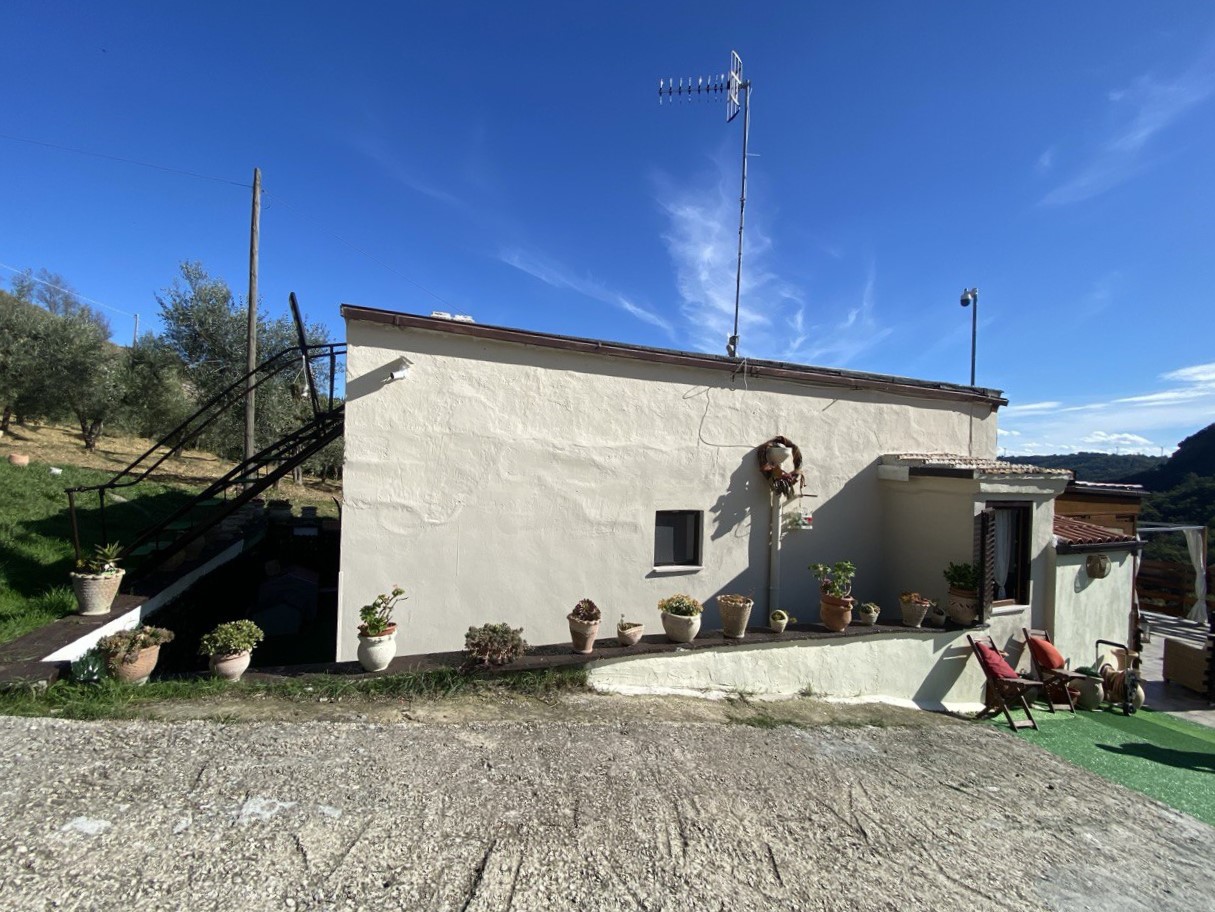 Oasi di pace con due appartamenti, piscina e ampi spazi verdi
