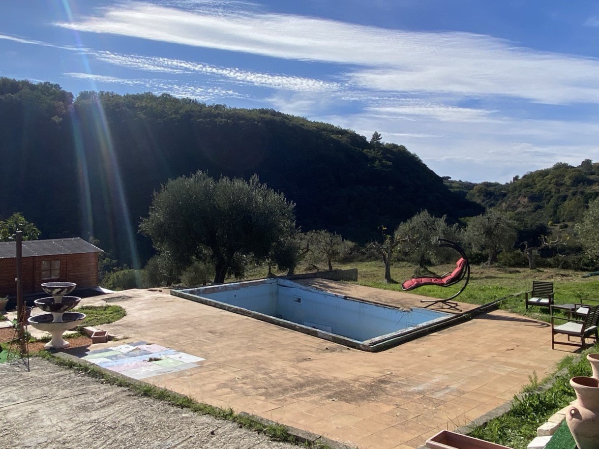 Oasi di pace con due appartamenti, piscina e ampi spazi verdi